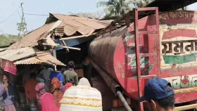 নোয়াখালীতে নিয়ন্ত্রণ হারিয়ে দোকানে ঢুকল তেলবাহী লরি, নিহত ২
