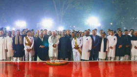 কেন্দ্রীয় শহীদ মিনারে প্রধান বিচারপতির শ্রদ্ধা