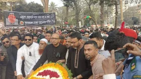 ফুলে ফুলে ছেয়ে গেছে শহীদ মিনার, ভোরেই জনস্রোত