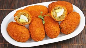 ইফতারের তৃপ্তিতে ঘরে তৈরি মুচমুচে ডিমের চপ