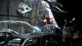 দেড় ঘণ্টার চেষ্টায় গাড়ির গ্যারেজের আগুন নিয়ন্ত্রণে