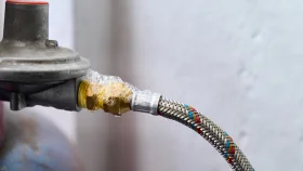 বাড়িতে গ্যাস লিকেজ হলে বোঝার উপায় ও করণীয়