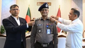 নবনিযুক্ত আইজিপিকে র&zwnj;্যাংক ব্যাজ পরালেন প্রধানমন্ত্রী