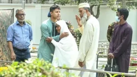 চোখের জলে শহীদদের শ্রদ্ধা জানালেন স্বজনরা