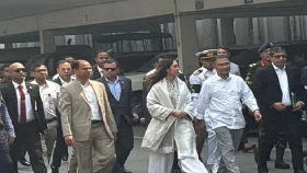 সচিবালয় থেকে হেঁটে একুশে পদক অনুষ্ঠানে কন্যাসহ প্রধানমন্ত্রী