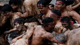 ধানকাটা উৎসবে বৃষ্টি-কাদায় জাপানি পুরুষদের অদ্ভুত উদযাপন