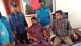 ফেনীতে ঘুষের টাকাসহ পিআইও ও কার্যসহকারী আটক