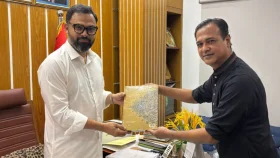 ক্রীড়া প্রতিমন্ত্রীকে কুরআন উপহার দিলেন আসিফ আকবর