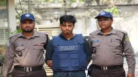 অনৈতিক প্রস্তাব দেওয়ায় রুমমেটকে ৭ টুকরা