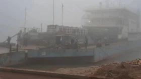 ঘন কুয়াশায় দৌলতদিয়া-পাটুরিয়ায় ফেরি চলাচল বন্ধ