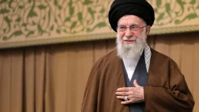 যে কারণে এক হাত জোব্বায় ঢেকে রাখতেন খামেনি