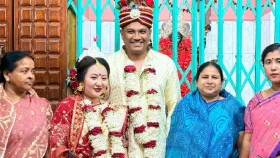 ৮ বছরের প্রেমের টানে ফেনীতে ফিলিপাইনের তরুণী