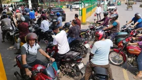 জ্বালানি সংকটের শঙ্কা, চট্টগ্রামের ফিলিং স্টেশনে দীর্ঘ লাইন