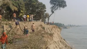 জামালপুরে অসময়ে যমুনার ভাঙন