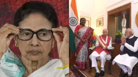 রাষ্ট্রপতি দাঁড়িয়ে আপনি বসে কেন, পুরানো ছবি দেখিয়ে মমতার আক্রমণ