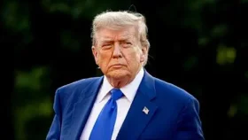 কঠিন পরীক্ষার মুখে ট্রাম্প, অর্থনীতি নাকি নৌবাহিনীকে বাঁচাবেন?