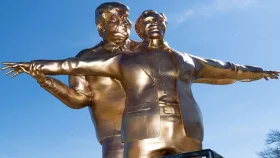 ওয়াশিংটনে রোমান্টিক পোজে ট্রাম্প-জেফরি এপস্টেইনের ভাস্কর্য