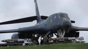 ইরানের ভূগর্ভে হামলা চালাতে প্রস্তুত মার্কিন বি-১ বোমারু বিমান