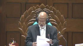 প্রথম অধিবেশনে সভাপতিত্ব করছেন খন্দকার মোশাররফ হোসেন