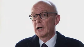 আমেরিকার সব কথা মানতে বাধ্য নয় যুক্তরাজ্য