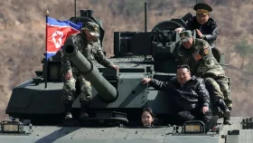 সামরিক মহড়ায় ট্যাঙ্ক চালালেন কিম জং উনের মেয়ে