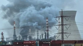 ইসরায়েলের তেল শোধনাগারে ইরানের হামলায় আগুন