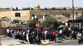 আল-আকসায় প্রবেশে বাধা, রাস্তায় ঈদের নামাজ আদায়