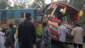 কুমিল্লায় যাত্রীবাহী বাসে ট্রেনের ধাক্কা, নিহত বেড়ে ১২