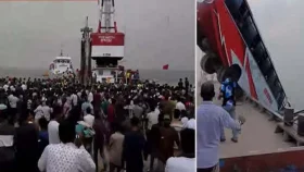 যাত্রী নিয়ে বাস নদীতে, ঘটনাস্থলে উদ্ধারকারী জাহাজ হামজা