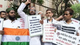 ভোটার তালিকায় নাম নেই, কলকাতার রাস্তায় বিক্ষোভ