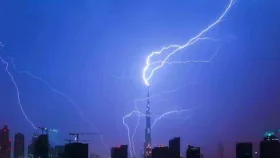 দুবাইয়ের বুর্জ খলিফায় ভয়াবহ বজ্রপাতের দৃশ্য