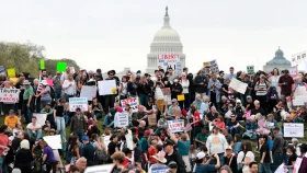 ট্রাম্পবিরোধী আন্দোলনে উত্তাল মার্কিন যুক্তরাষ্ট্র