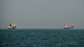 হরমুজ প্রণালি অতিক্রম করলো চীনের দুই জাহাজ