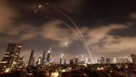ইসরাইলে দফায় দফায় ক্ষেপণাস্ত্র হামলা চালিয়েছে ইরান