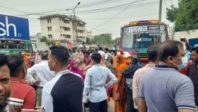 রাজধানীতে বেতনের দাবিতে পোশাক শ্রমিকদের বিক্ষোভ
