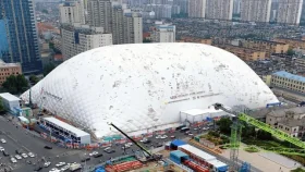 বেলুনের ভেতরেই চলছে নির্মাণকাজ: দূষণ রোধে চীনের নতুন প্রযুক্তি