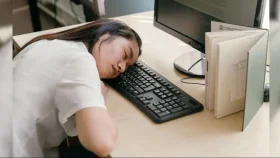 কম বেতনের প্রতিবাদে অফিসে ৫ ঘণ্টা ঘুমান তরুণী