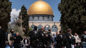 আল-আকসা মসজিদ থেকে ৩ জনকে তুলে নিয়ে গেলো ইসরাইলি বাহিনী