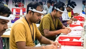 এআই প্রশিক্ষণের জন্য ভারতে শ্রমিকদের মাথায় বসানো হলো ক্যামেরা