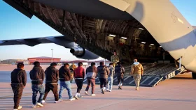 যুক্তরাষ্ট্রে নির্বাসন আতঙ্ক: হঠাৎ কোর্ট নোটিশে দিশেহারা অভিবাসীরা&nbsp;