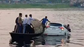 ফেরিতে উঠতে গিয়ে চালকসহ নদীতে প্রাইভেট কার
