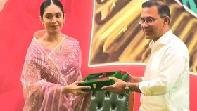 খালেদা জিয়ার পক্ষে স্বাধীনতা পুরস্কার নিলেন জাইমা রহমান