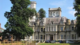 বন্ধ হচ্ছে লন্ডনের শীর্ষ ইহুদি বেসরকারি স্কুল