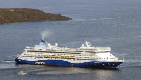 ইরান যুদ্ধের মধ্যে প্রথমবার হরমুজ প্রণালি পার হলো প্রমোদতরি