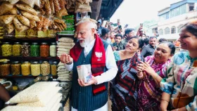 ঝালমুড়ি খেলাম আমি, আর ঝাল লাগল তৃণমূলের: মোদি