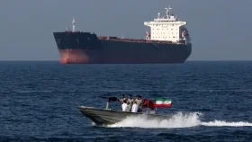 হরমুজ প্রণালিতে ৩ জাহাজ জব্দ করে যুক্তরাষ্ট্রকে কঠোর হুঁশিয়ারি ইরানের