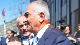 জার্মানিতে রেজা পাহলভির ওপর লাল রঙের তরল নিক্ষেপ