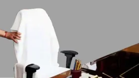 কেন সরকারি কর্মকর্তাদের চেয়ারে রাখা হয় সাদা তোয়ালে, যেভাবে এলো এই রীতি