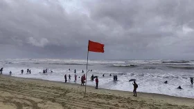 চার সমুদ্রবন্দরকে ৩ নম্বর সতর্ক সংকেত