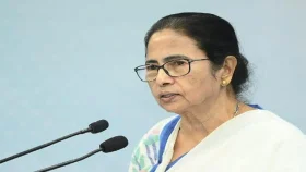 মমতার গাড়ি দেখে মারমুখী বিজেপি কর্মীরা, &lsquo;চোর-চোর&rsquo; স্লোগান